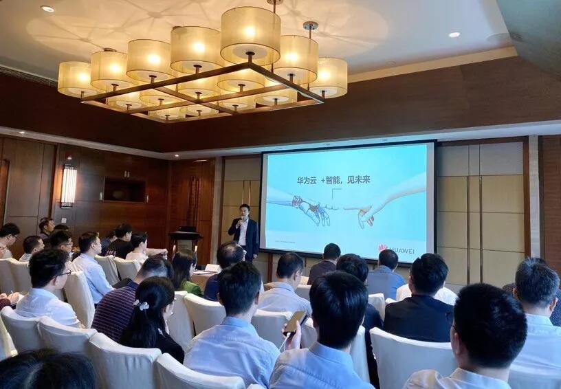 【行業聚焦】華為云蔣國文：+智能，見未來